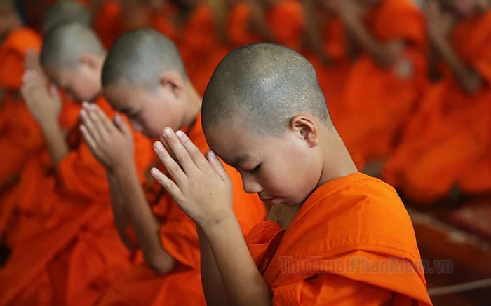 Hình ảnh chắp tay lạy Phật và ý nghĩa thiêng liêng
